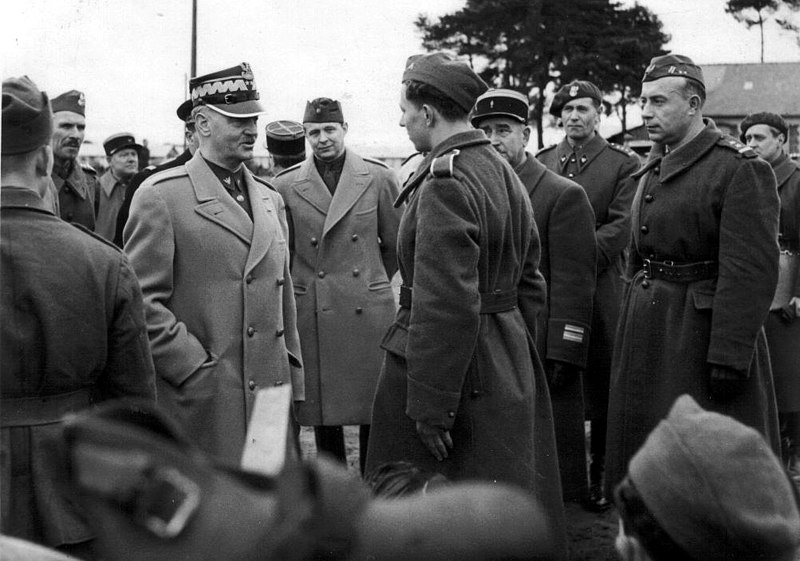 Генерал Сикорский среди солдат во Франции в 1940 году.