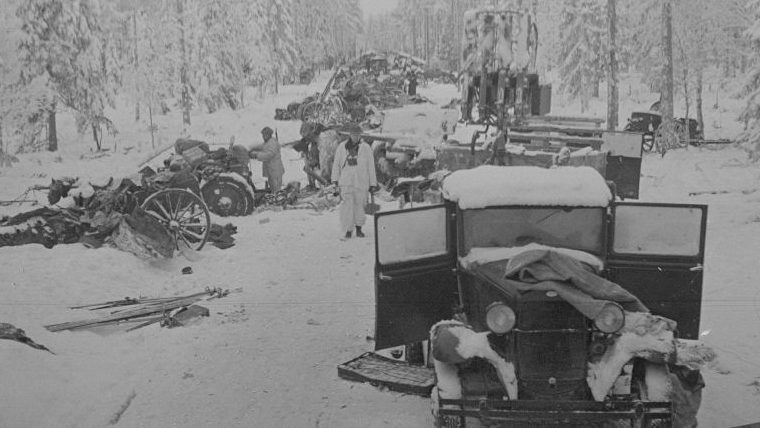 Разбитая колонна грузовиков 44-й стрелковой дивизии на Раатской дороге. Декабрь 1939 г.
