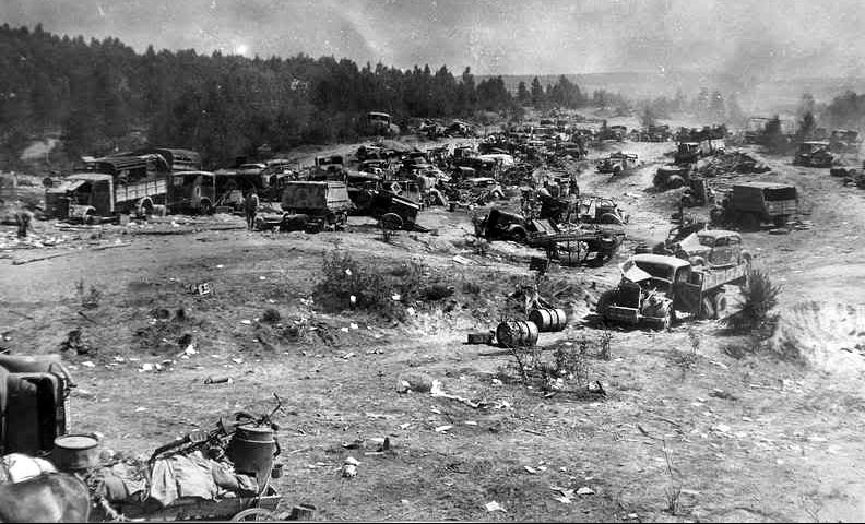 Колонна 9-й немецкой армии, разгромленная ударом с воздуха неподалеку от Бобруйска.