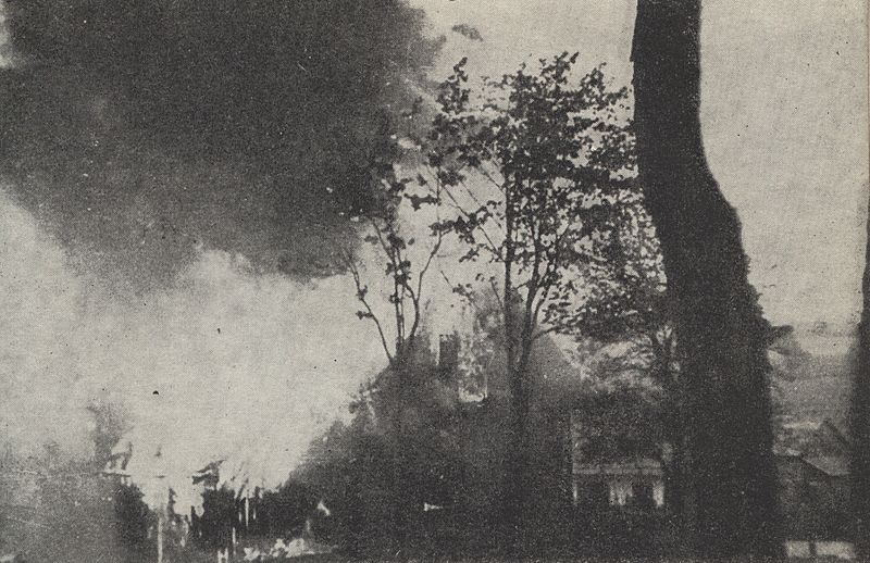 Каратели сжигают дома в Михневе. 