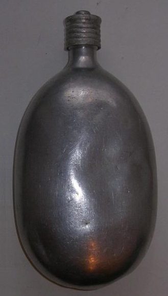 Алюминиевая фляга образца 1932 года, ёмкостью 1 л, с резьбовой крышкой, выпускалась согласно ОСТ №4731, утверждённого как обязательный с 1 мая 1932 года. 