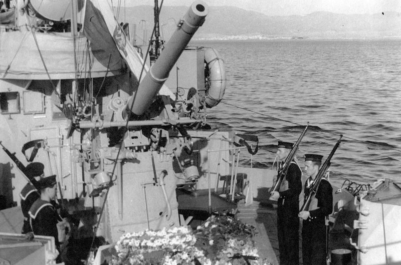 Матросы эсминца «Orkan» в почетном карауле у гроба с телом генерала Владислава Сикорского.