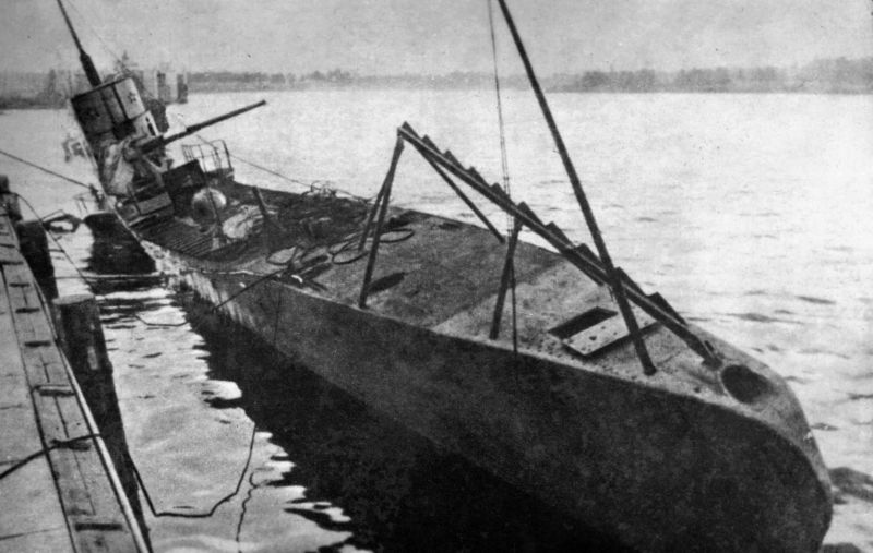 Затопленная советская подводная лодка С-1 у причала Либавы. Июль 1941 г.