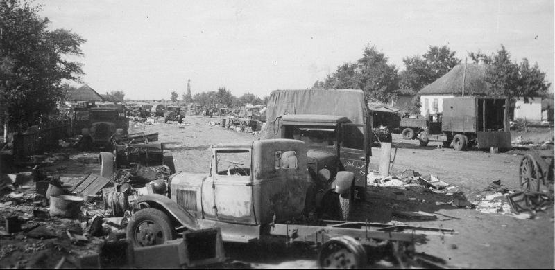 Советская автотехника, выведенная из строя, сожженная и брошенная в Умани. Август 1941 г. 
