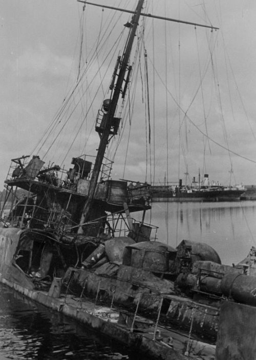 Эсминец Балтийского флота «Ленин», взорванный в Либаве. Август 1941 г.