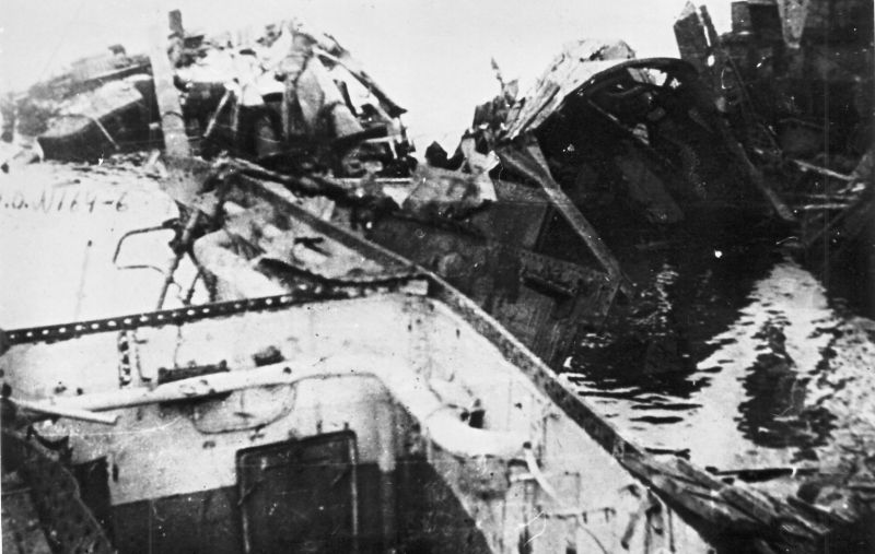 Поврежденный линейный корабль Балтийского флота «Марат». Сентябрь 1941 г. 