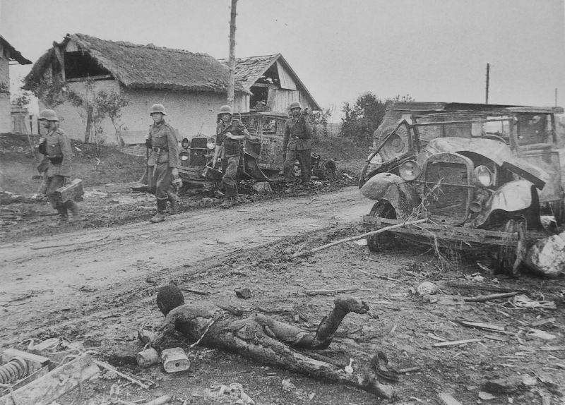 Немецкие солдаты рядом с уничтоженными грузовиками ГАЗ-АА Красной Армии. 1941 г. 