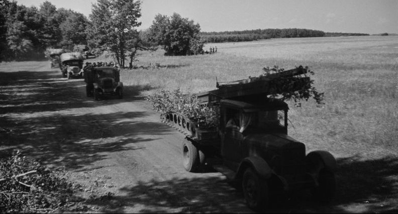 Автомобильная колонна тяжелого понтонного парка Н2П на марше под Воронежем. Сентябрь 1942 г.