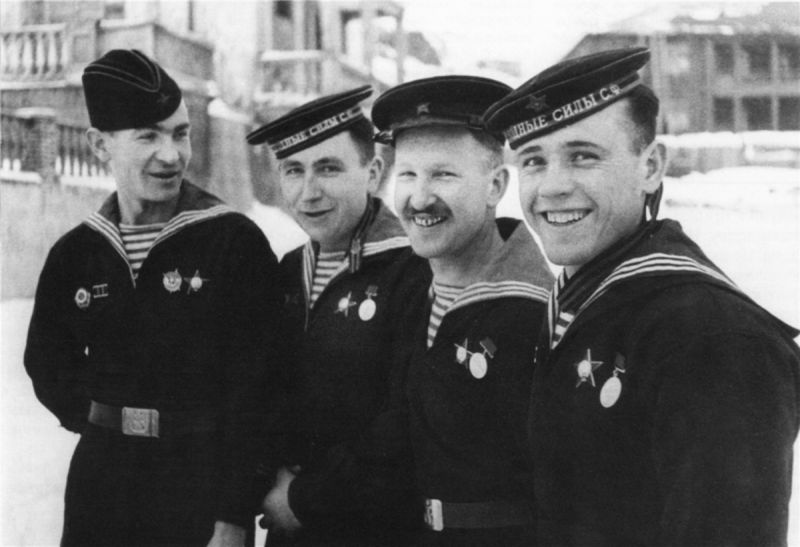 Подводники после награждения. Полярный, апрель 1942 г. 