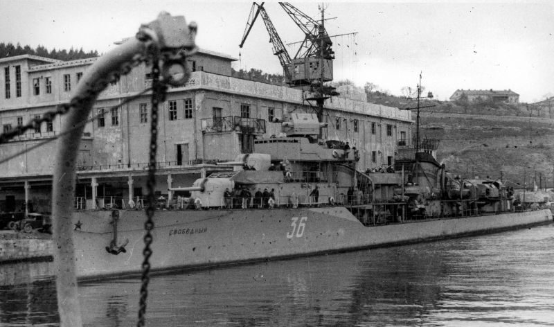 Эсминец «Свободный» в Южной бухте Севастополя. Апрель 1942 г. 