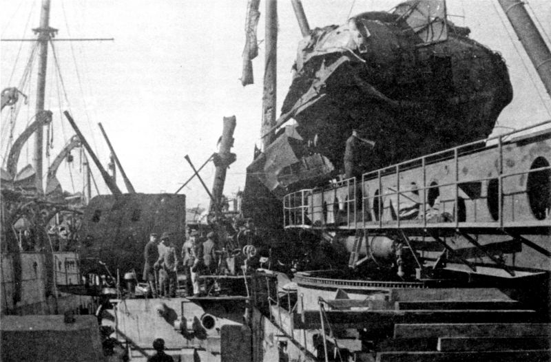 Разрушения на легком крейсере «Киров» после немецкого авианалета. Апрель 1942 г. 