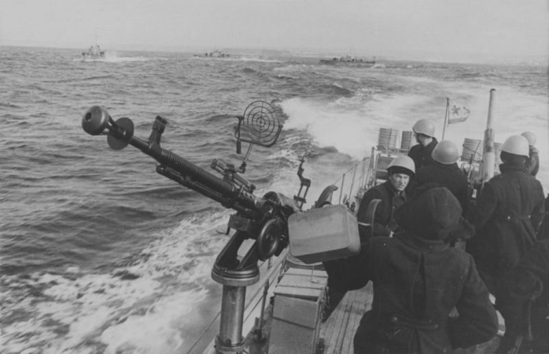 Катера МО-4 несут дозорную службу перед входом в бухту Севастополя. Апрель 1942 г. 