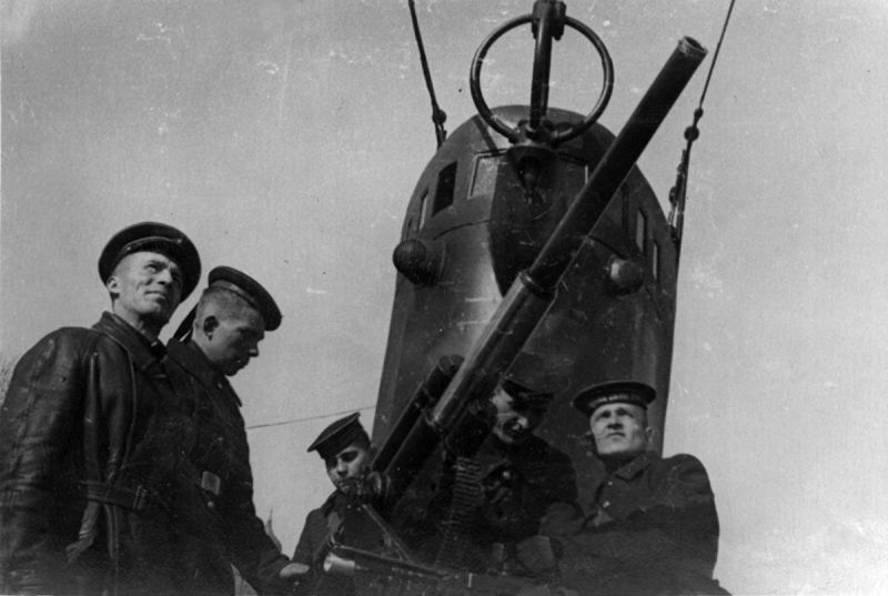 Расчет носового 45-мм орудия подлодки Щ-407. Апрель 1942 г. 