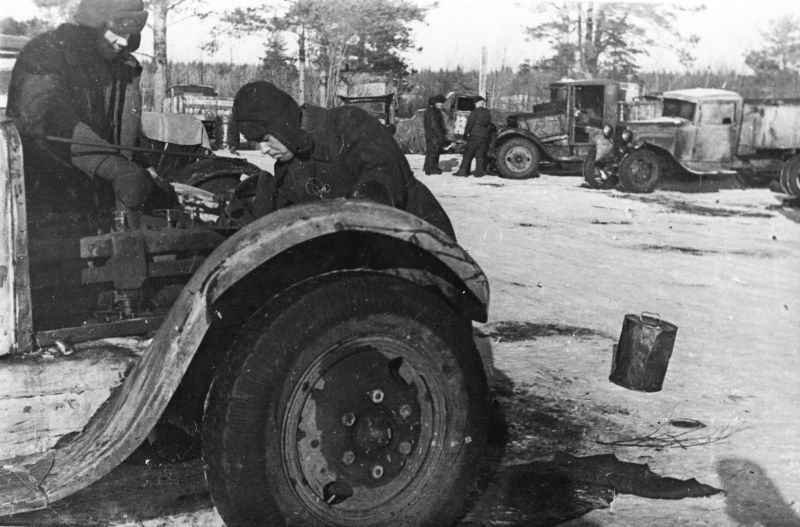 Ремонт автомобилей, работавших на ледовой дороге через Ладожское озеро. 1942 г.