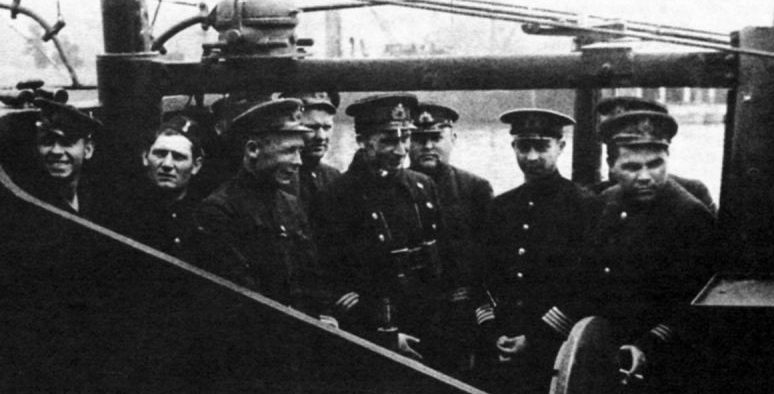 Подводники на мостике Щ-205 после возвращения боевого похода в порту Батуми. Май 1942 г. 