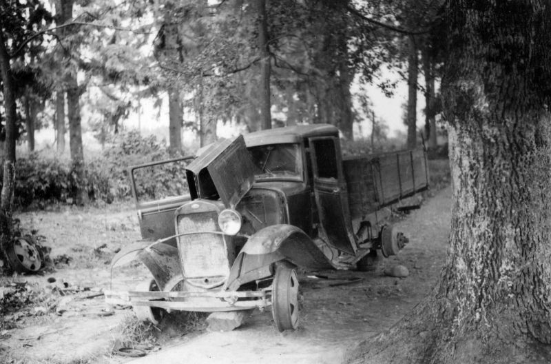 Советский грузовик ГАЗ-АА, брошенный в лесу. 1942 г. 