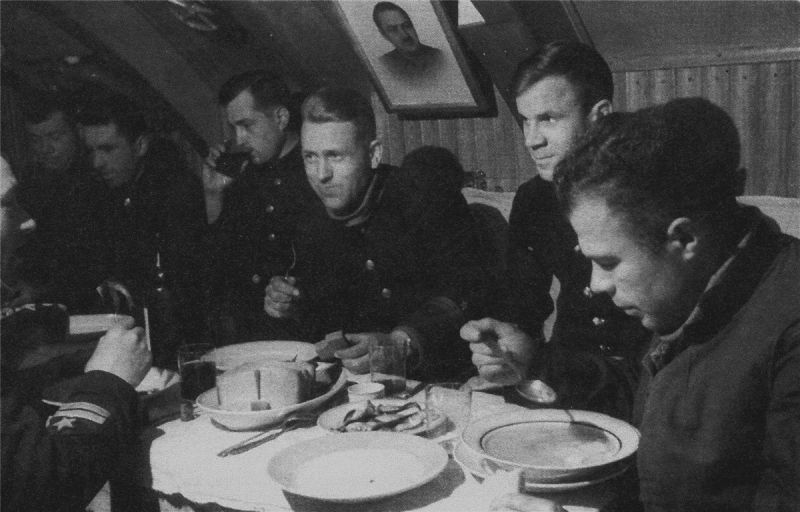 Обед в кают-компании подлодки К-22. Май 1942 г. 