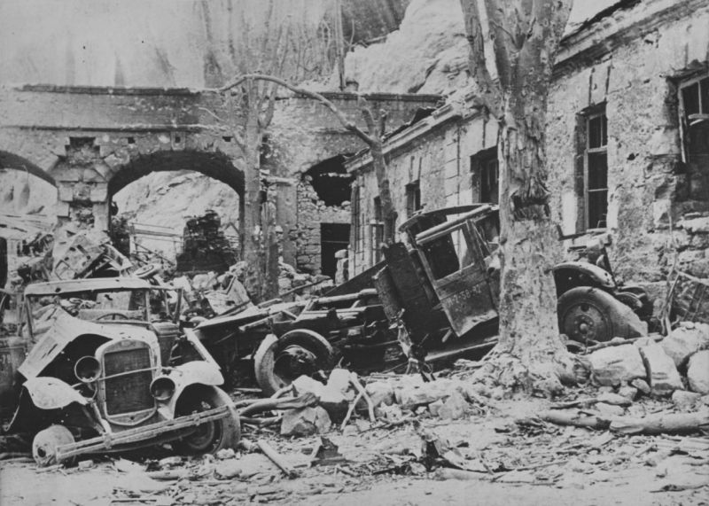 Разбитые советские грузовики ГАЗ-АА и ЗиС-5 на улице разрушенного Севастополя. 1942 г. 