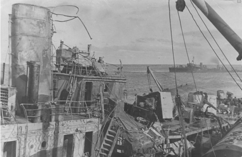 Поврежденная канонерская лодка Ладожской военной флотилии «Бира» во время работ по подъему с грунта. Май 1942 г. 