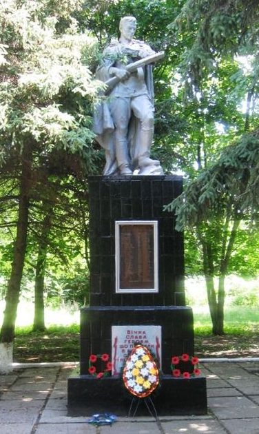 Памятники на мемориале.