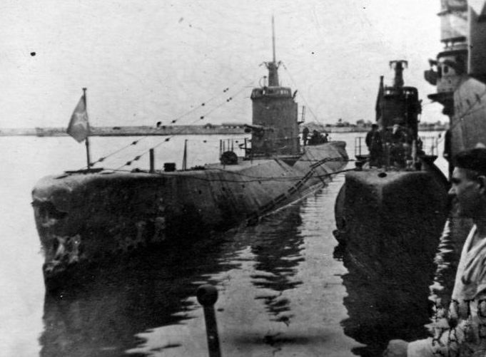 Советские подводные лодки Л-24 и Л-23 в порту Поти. Июль 1942 г. 