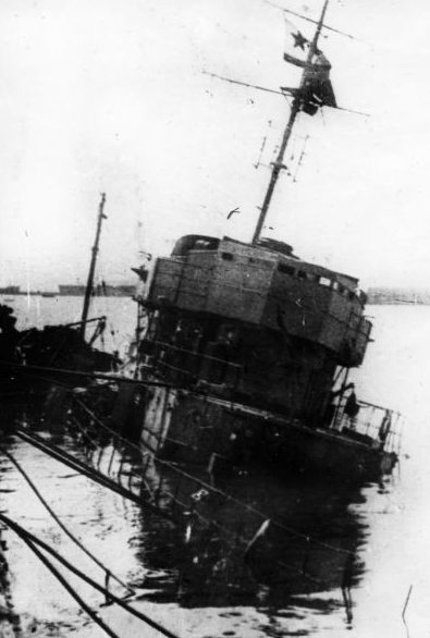 Эсминец проекта «Бдительный», потопленный в Новороссийске. Июль 1942 г. 
