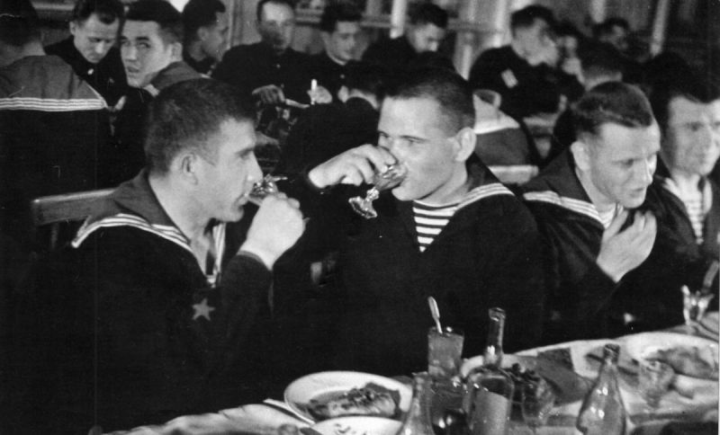 Праздничный обед экипажа подлодки Краснознаменного Балтийского флота Л-3 после возвращения из похода. Октябрь 1942 г.