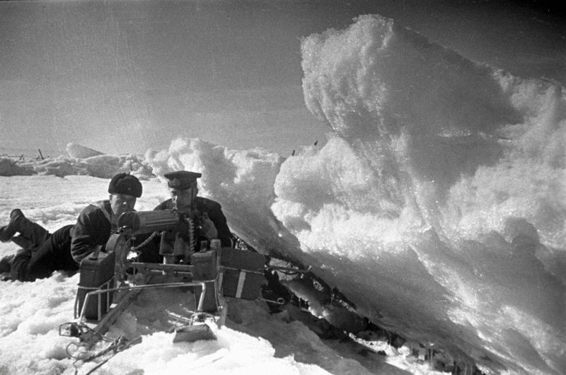 Морские пехотинцы Балтийского флота в засаде в ледяных торосах. Финский залив, 10 декабря 1942 г.