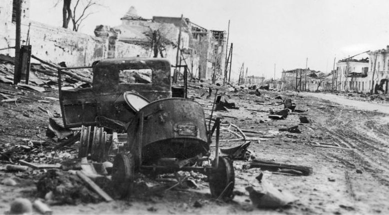 Грузовик ГАЗ-АА с походной кухней, сгоревшие на улице Белгорода. Март 1943 г. 