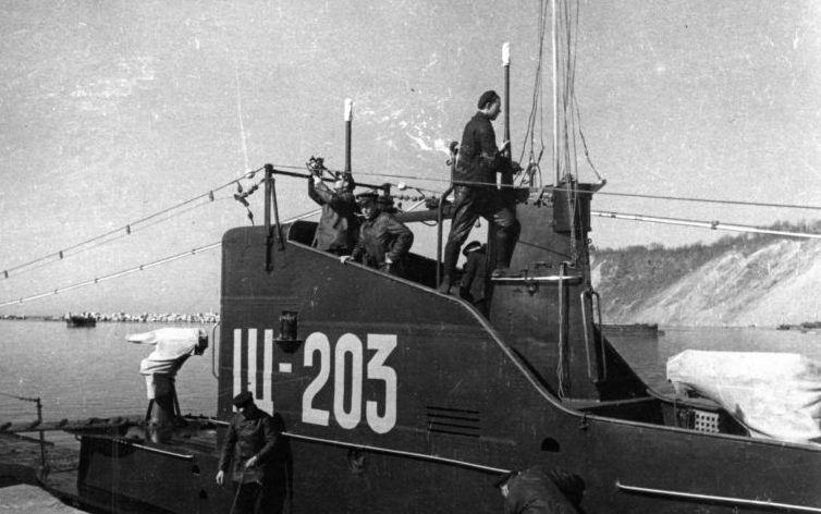 Подводная лодка Черноморского флота Щ-203 в базе. 1942 г. 