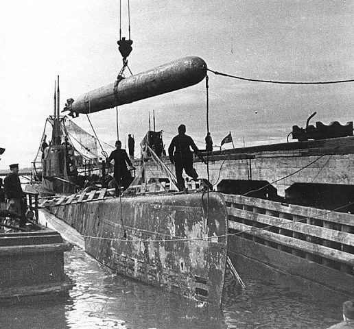 Погрузка торпеды на подлодку Щ-320 в Кронштадте. 1942 г. 