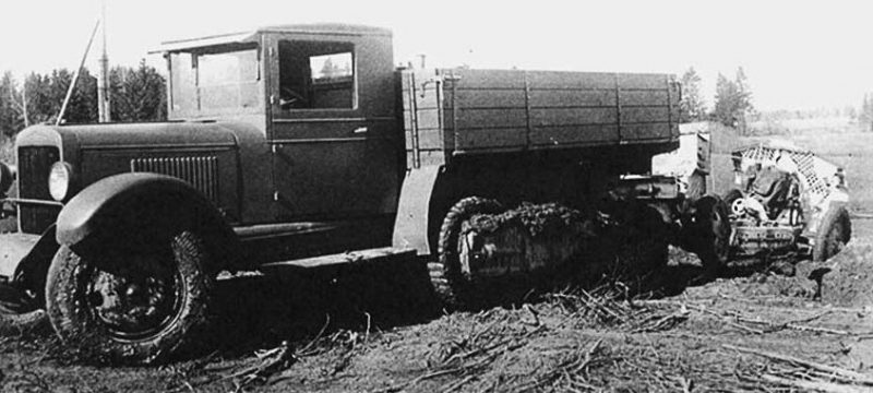 Полугусеничный тягач ЗиС-42 во время распутицы. 1943 г.