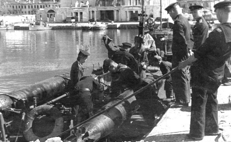 Экипаж торпедного катера занимается погрузкой торпеды. 1942 г. 