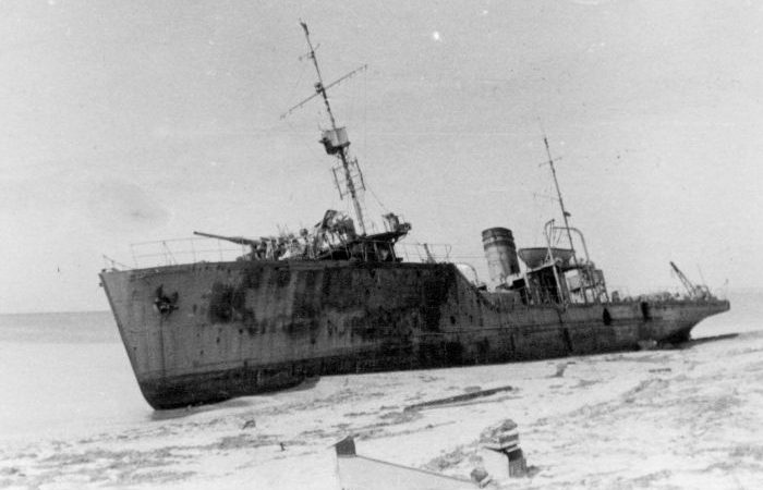 Тральщик Т-405 «Взрыватель», выброшенный на берег у Евпатории. 1942 г. 