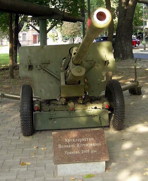 г. Днепр. 76-мм пушка ЗИС-3, установленная по улице Феодосийской в честь артиллеристов.