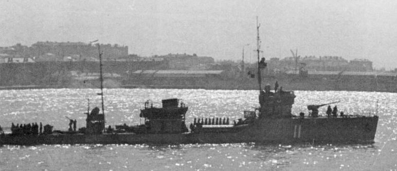 Быстроходный тральщик Т-404 «Щит» в порту Новороссийска. 1942 г. 
