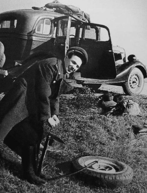 Ремонт колеса на ГАЗ-М1 «Эмка». 1943 г.