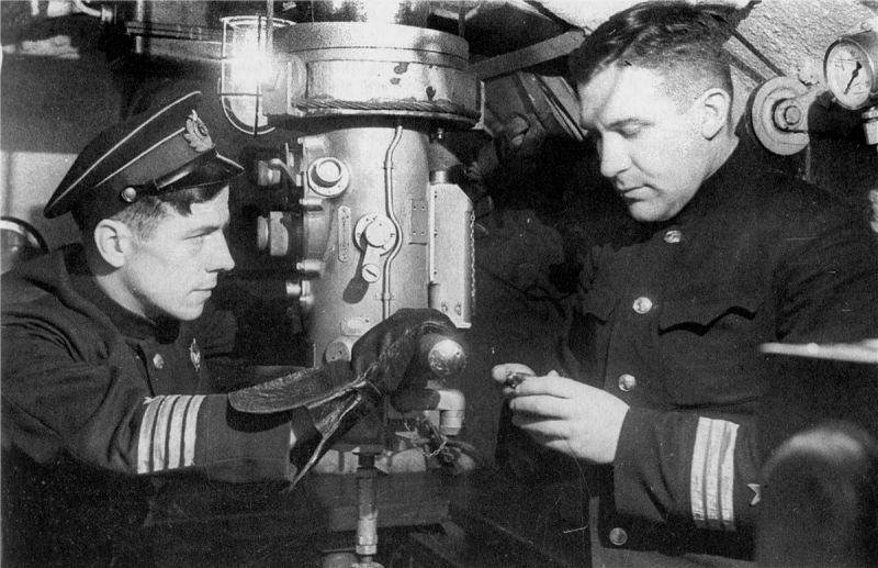 Командир подводной лодки К-1 М.П. Августинович у перископа. 1942 г. 