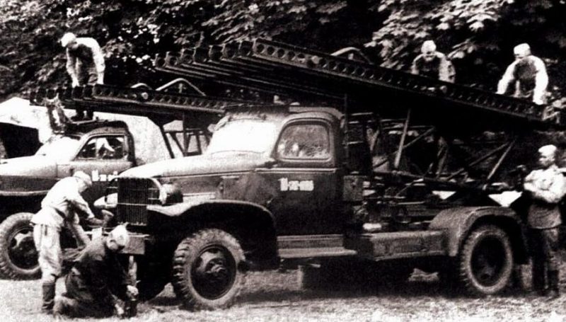 Реактивные миномёты «Катюша» на шасси двухосного Chevrolet G7107. 1943 г.