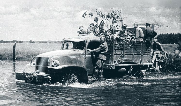 Шевроле-G7107 форсирует реку. 1943 г. 
