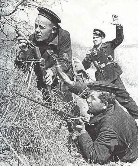 Бойцы 7-й бригады морской пехоты в бою. Крым, 1942 г.