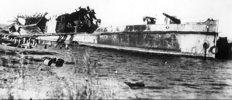 Канонерская лодка Азовской военной флотилии «Дон», взорванная в Темрюке. 1942 г. 