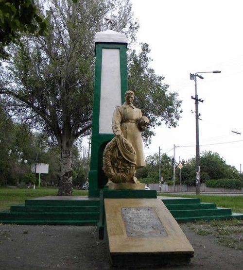 г. Днепр. Памятник, установленный на братской могиле воинов, погибших при освобождении города.