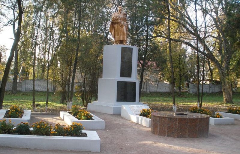 г. Верхнеднепровск. Памятник, установленный в 1956 году на братской могиле, в которой похоронено 232 советских воинов,