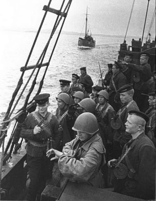 Морская пехота Северного флота на мотоботе. 1942 г.