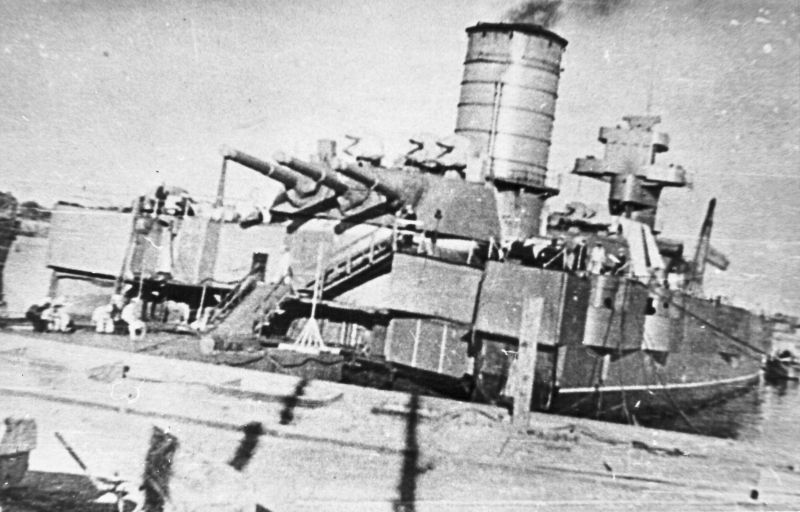 Линкор Балтийского флота «Марат» во время аварийно-восстановительного ремонта и переоборудования в плавучую батарею. 1942 г. 