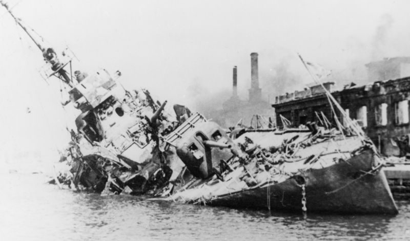 Потопленный эсминец «Свободный» в Корабельной бухте Севастополя. 1942 г.