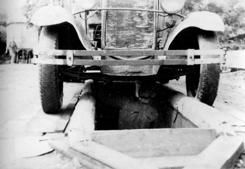 Красноармеец за ремонтом грузовика ГАЗ-АА. Румыния, 1944 г. 