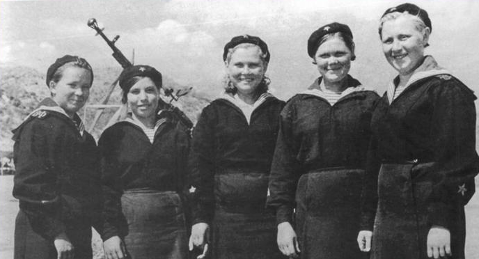 Экипаж тральщика Т-611 Волжской военной флотилии. 1942 г.