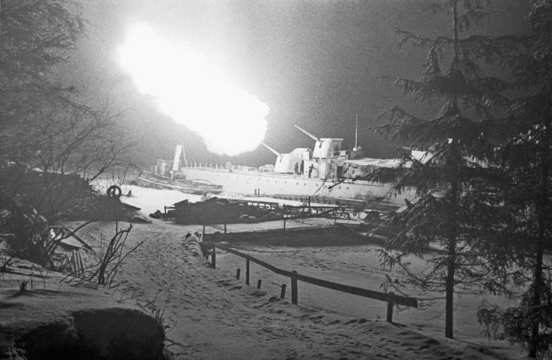 Эсминец Балтийского флота «Опытный» ведет обстрел немецких позиций в районе Невского лесопарка. Январь 1943 г. 